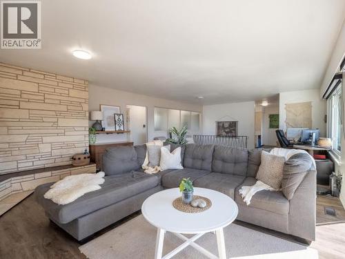 2277 Phillips Road, Powell River, BC - Indoor Photo Showing Living Room