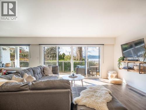 2277 Phillips Road, Powell River, BC - Indoor Photo Showing Living Room