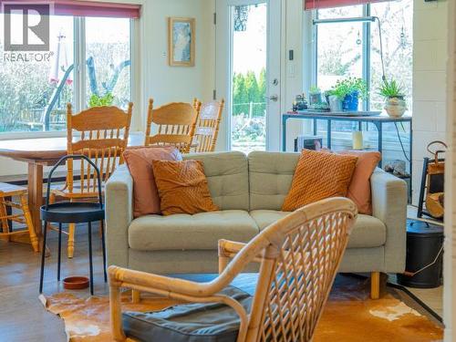 2277 Phillips Road, Powell River, BC - Indoor Photo Showing Living Room