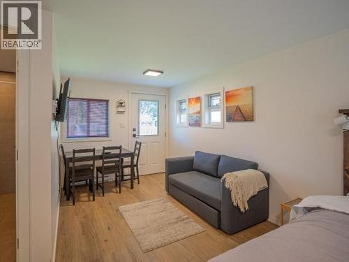 2277 Phillips Road, Powell River, BC - Indoor Photo Showing Living Room