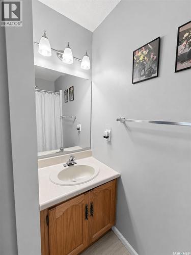 304 255 7Th Street E, Prince Albert, SK - Indoor Photo Showing Bathroom