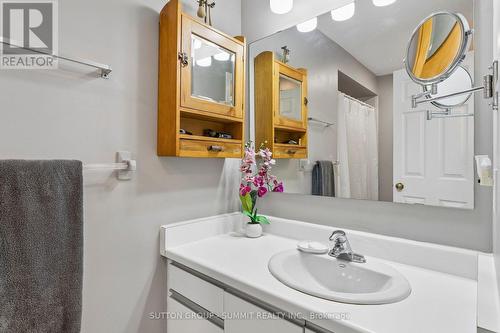 3176 Dovetail Mews, Mississauga, ON - Indoor Photo Showing Bathroom