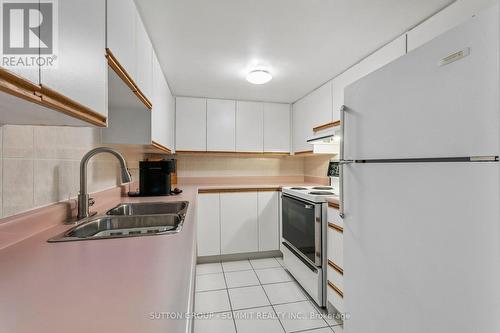 3176 Dovetail Mews, Mississauga, ON - Indoor Photo Showing Kitchen With Double Sink