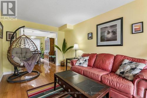 3176 Dovetail Mews, Mississauga, ON - Indoor Photo Showing Living Room