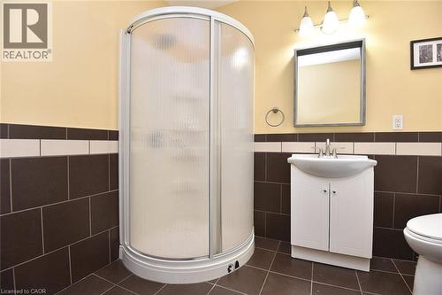 180 Province Street N, Hamilton, ON - Indoor Photo Showing Bathroom