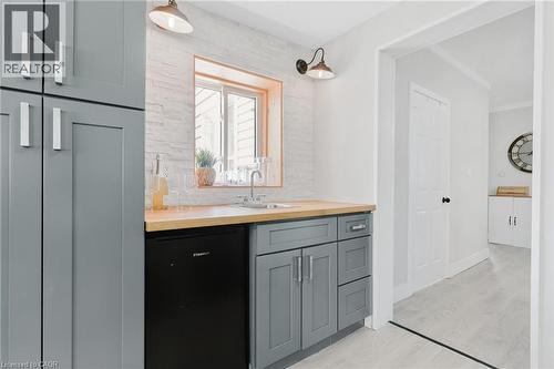 35 Shade Street, Cambridge, ON - Indoor Photo Showing Bathroom