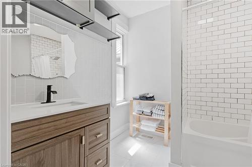 35 Shade Street, Cambridge, ON - Indoor Photo Showing Bathroom