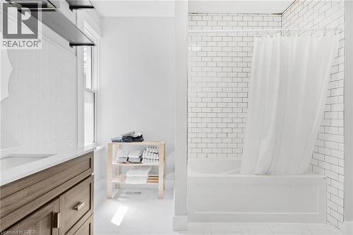 35 Shade Street, Cambridge, ON - Indoor Photo Showing Bathroom