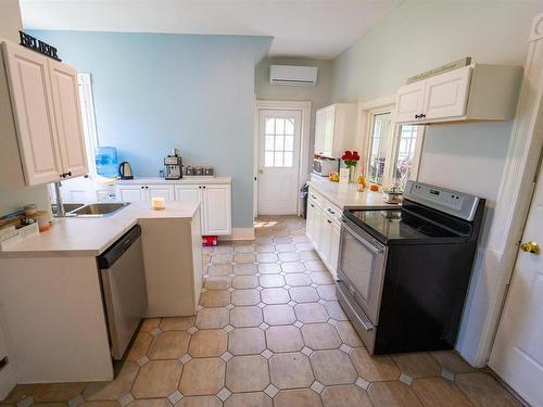 42 Victoria Street, Amherst, NS - Indoor Photo Showing Kitchen