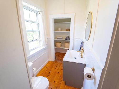42 Victoria Street, Amherst, NS - Indoor Photo Showing Bathroom