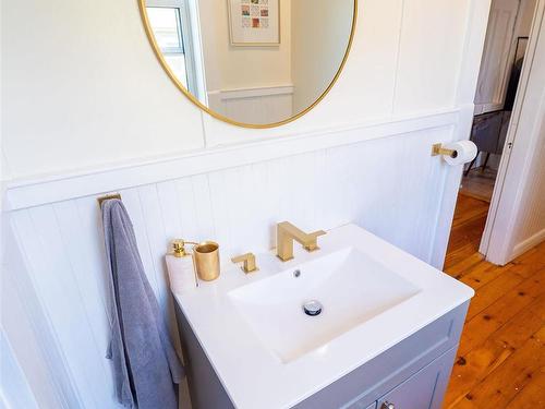 42 Victoria Street, Amherst, NS - Indoor Photo Showing Bathroom