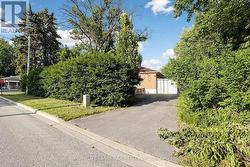 212 BEECHY DRIVE Richmond Hill, ON L4C 2X7