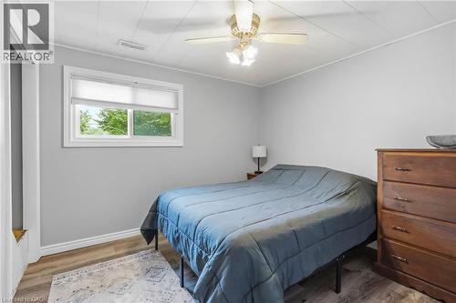 Bedroom featuring wood-finish flooring and a single window with white trim - 432 Upper Sherman Avenue, Hamilton, ON - Indoor Photo Showing Bedroom