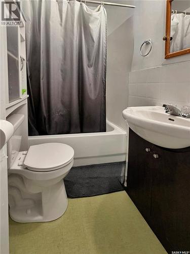 701 3Rd Avenue, Spy Hill, SK - Indoor Photo Showing Bathroom