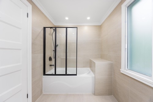 Bathroom - 2 Rue Mareuil, Laval (Auteuil), QC - Indoor Photo Showing Bathroom