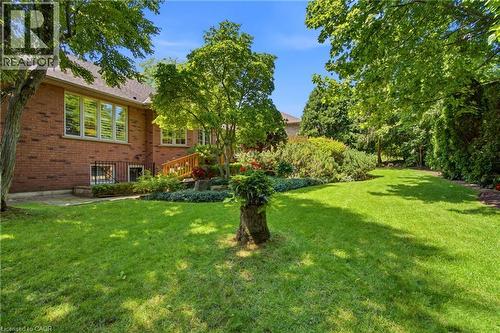 Expansive green lawn surrounded by mature trees and shrubs - 1090 Crofton Way, Burlington, ON - Outdoor