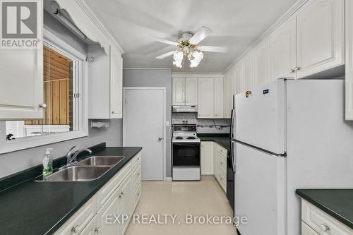 8800 Champlain Drive, Niagara Falls (Chippawa), ON - Indoor Photo Showing Kitchen With Double Sink