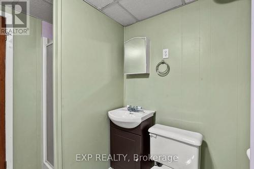 8800 Champlain Drive, Niagara Falls (Chippawa), ON - Indoor Photo Showing Bathroom