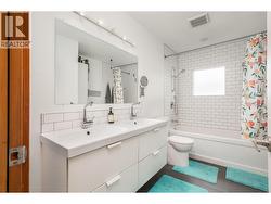6' soaker tub and twin sinks - 