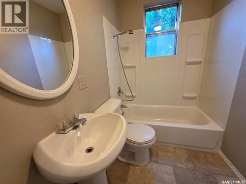 1422 Crawford Avenue, Swift Current, SK - Indoor Photo Showing Bathroom