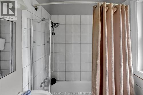 12 Mckinnon Drive, Chatham, ON - Indoor Photo Showing Bathroom