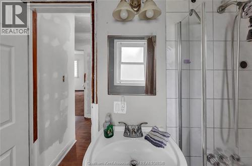 12 Mckinnon Drive, Chatham, ON - Indoor Photo Showing Bathroom