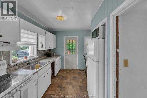 12 Mckinnon Drive, Chatham, ON - Indoor Photo Showing Kitchen With Double Sink