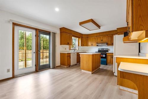 64 Simkin Drive, Winnipeg, MB - Indoor Photo Showing Kitchen