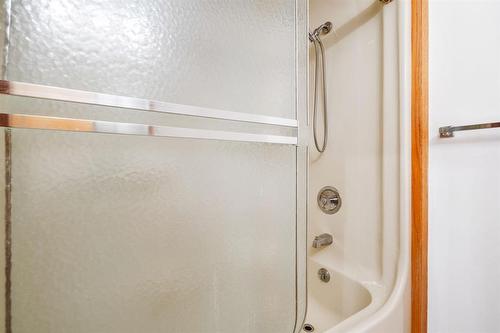 64 Simkin Drive, Winnipeg, MB - Indoor Photo Showing Bathroom