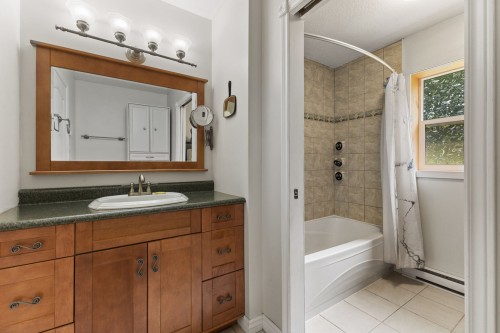 Bathroom - 34 Rue Luc-Charron, Cantley, QC - Indoor Photo Showing Bathroom