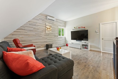 Family Room - 145 Ch. Léger, Brigham, QC - Indoor Photo Showing Living Room