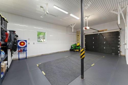 Garage - 145 Ch. Léger, Brigham, QC - Indoor Photo Showing Garage