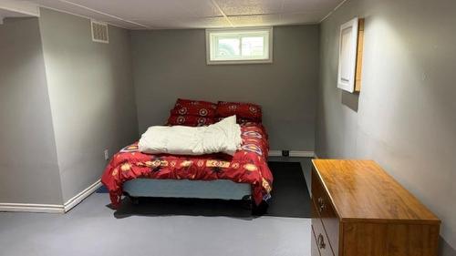 700 W Francis St West, Thunder Bay, ON - Indoor Photo Showing Bedroom