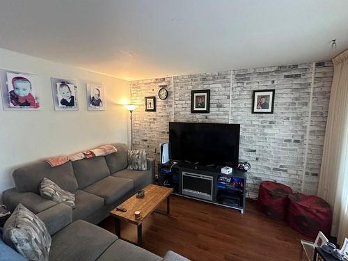 579 Simon Fraser Drive, Thunder Bay, ON - Indoor Photo Showing Living Room