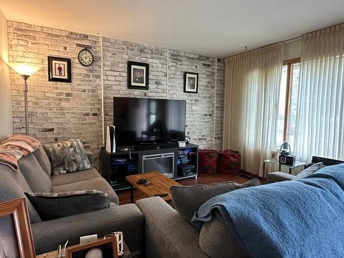 579 Simon Fraser Drive, Thunder Bay, ON - Indoor Photo Showing Living Room