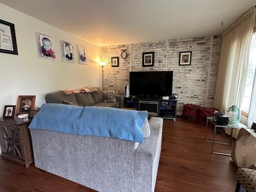579 Simon Fraser Drive, Thunder Bay, ON - Indoor Photo Showing Living Room