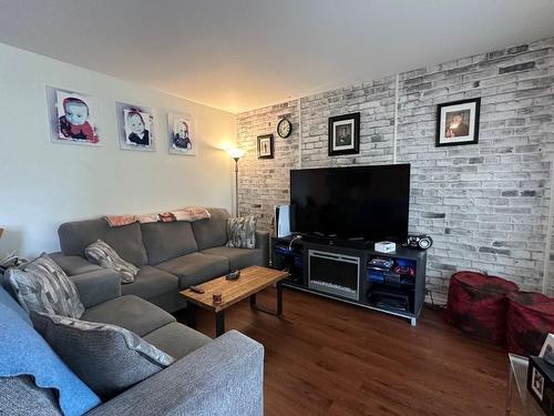579 Simon Fraser Drive, Thunder Bay, ON - Indoor Photo Showing Living Room