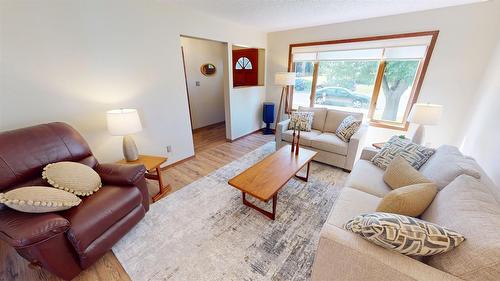 1312 18Th Street, Cranbrook, BC - Indoor Photo Showing Living Room