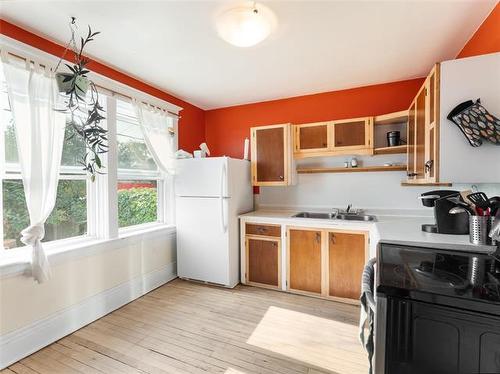 529 Sherburn St, Winnipeg, MB - Indoor Photo Showing Kitchen With Double Sink