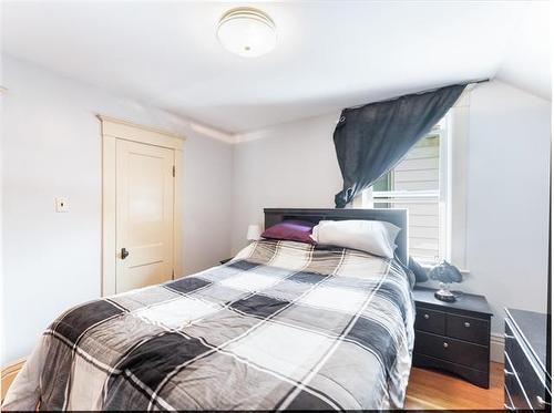 529 Sherburn St, Winnipeg, MB - Indoor Photo Showing Bedroom