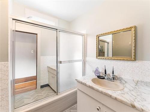 529 Sherburn St, Winnipeg, MB - Indoor Photo Showing Bathroom