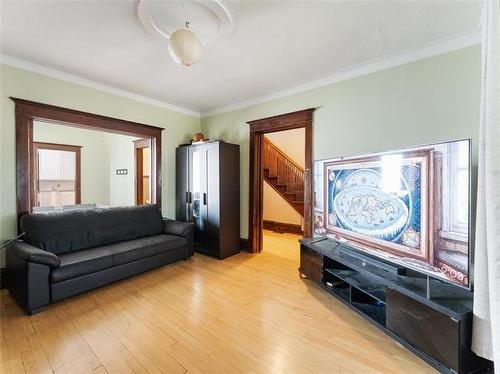 529 Sherburn St, Winnipeg, MB - Indoor Photo Showing Living Room
