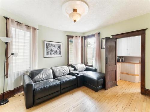 529 Sherburn St, Winnipeg, MB - Indoor Photo Showing Living Room