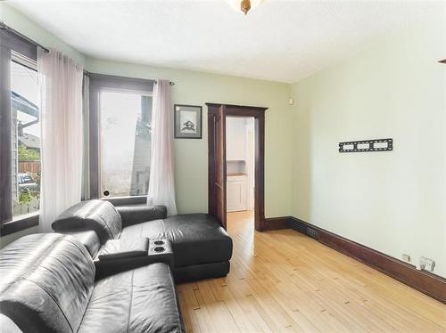 529 Sherburn St, Winnipeg, MB - Indoor Photo Showing Living Room