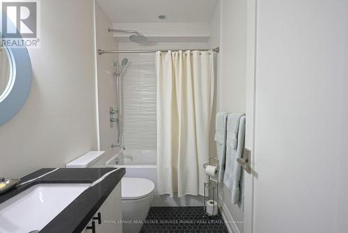 1413 Queen Victoria Avenue, Mississauga, ON - Indoor Photo Showing Bathroom