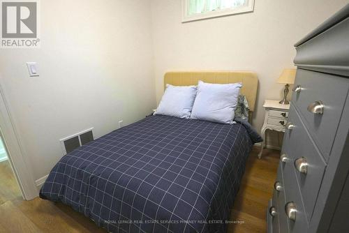 1413 Queen Victoria Avenue, Mississauga, ON - Indoor Photo Showing Bedroom