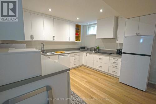 1413 Queen Victoria Avenue, Mississauga, ON - Indoor Photo Showing Kitchen