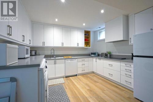 1413 Queen Victoria Avenue, Mississauga, ON - Indoor Photo Showing Kitchen
