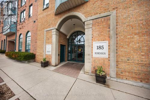 202 - 185 ROBINSON STREET  Oakville, ON L6J 7P6