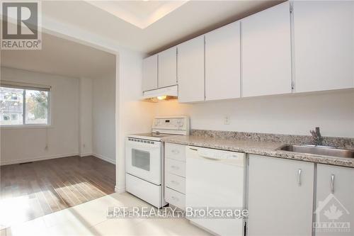 121 Erin Crescent, Ottawa, ON - Indoor Photo Showing Kitchen